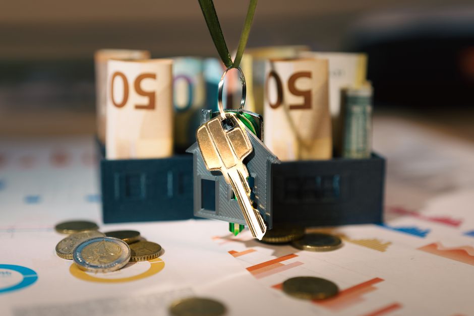 A minimalist photo of a small white house model placed next to a single coin, illustrating the concept of saving money and maximizing equity with a 1% home sale.